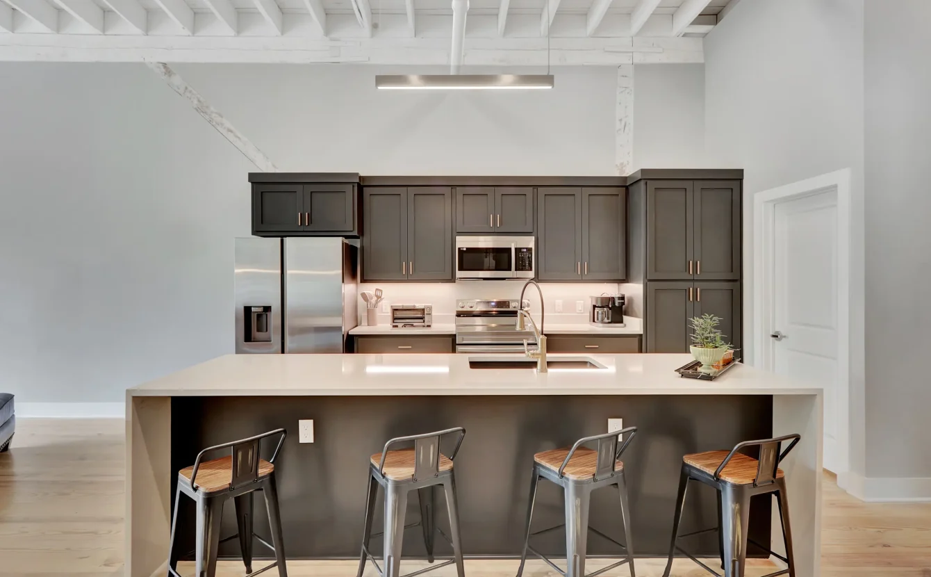 Modern full kitchen at downtown Hot Springs lodging