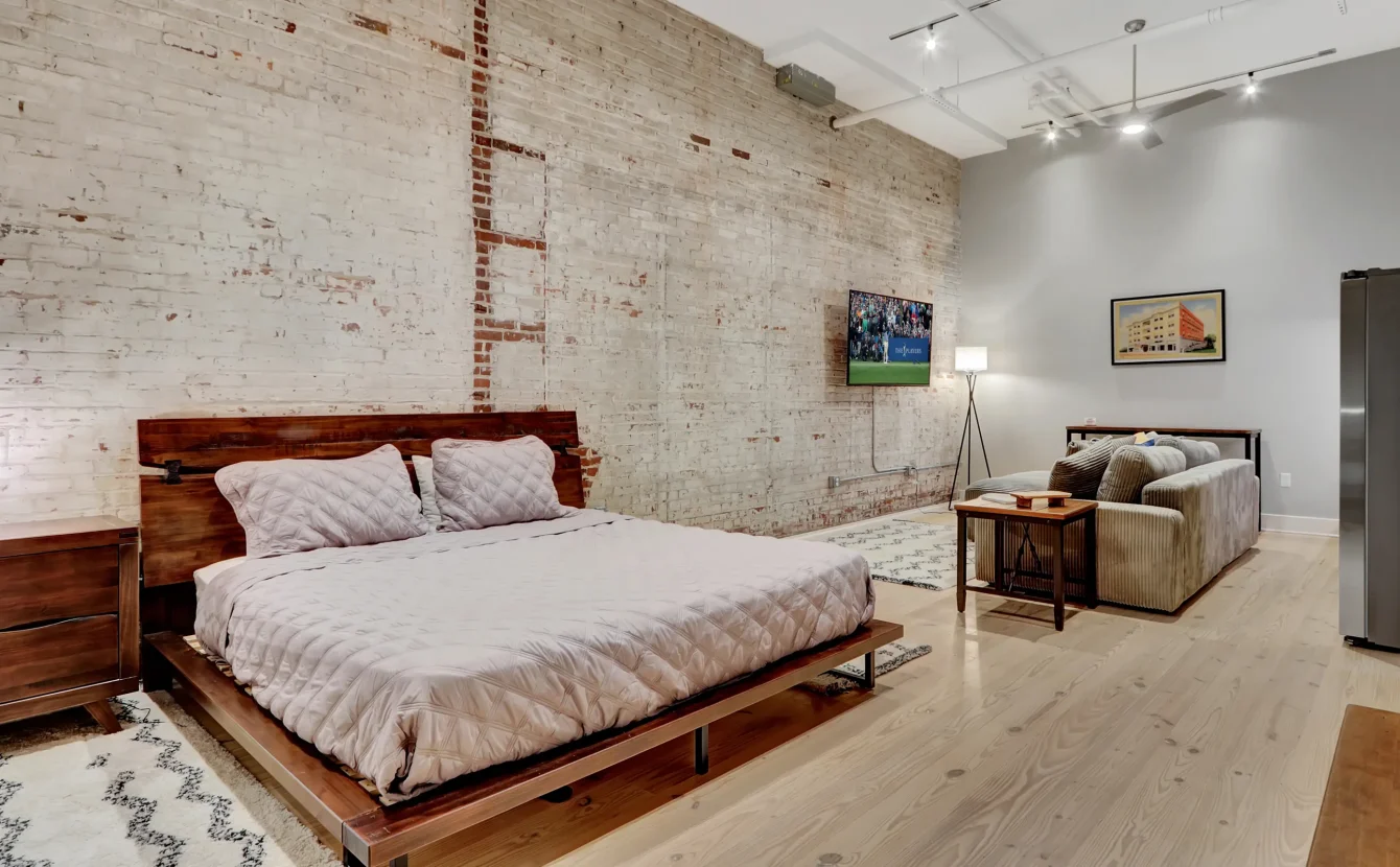 Spacious studio suite in boutique hotel accommodations near Garvan Gardens Hot Springs, AR