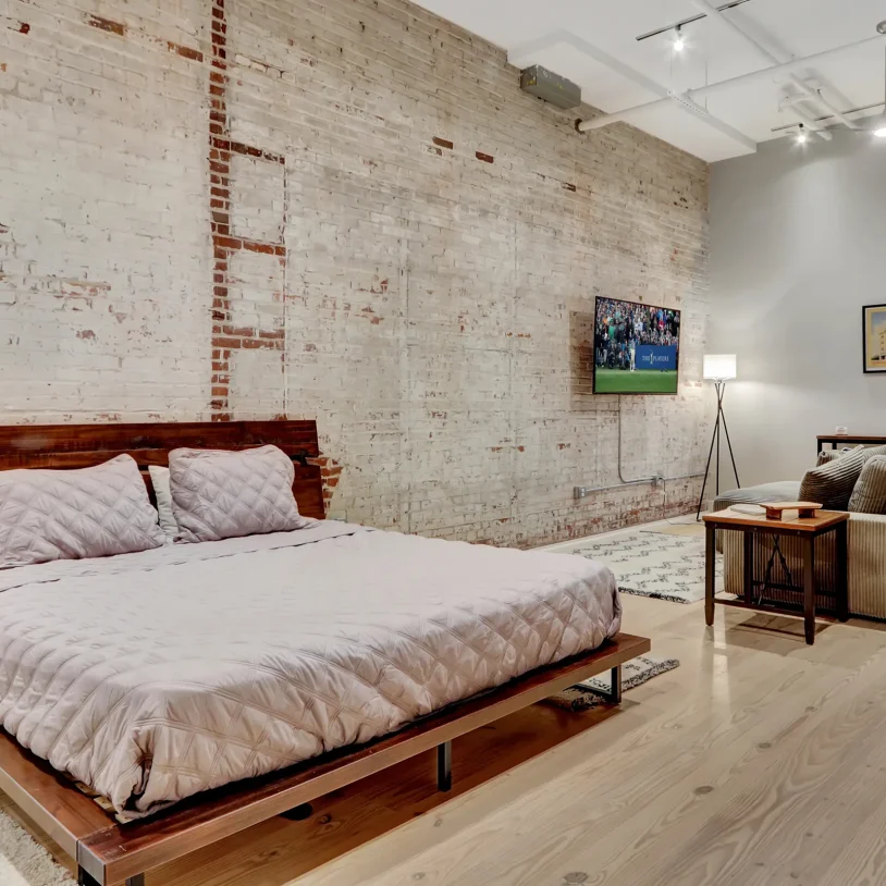Spacious studio suite in boutique hotel accommodations near Garvan Gardens Hot Springs, AR