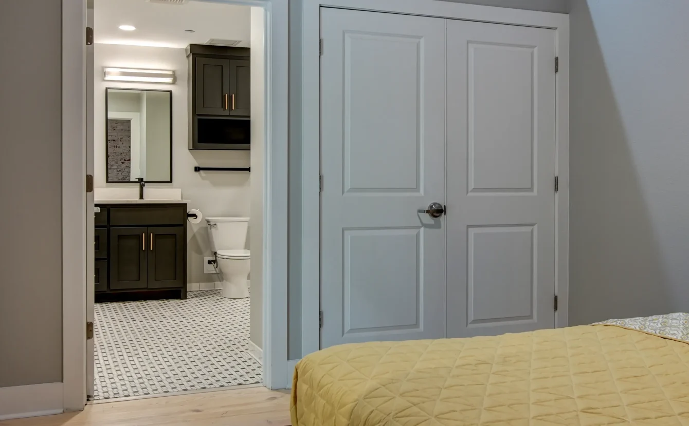 Bedroom with ensuite bathroom in Hot Springs Arkansas vacation rental