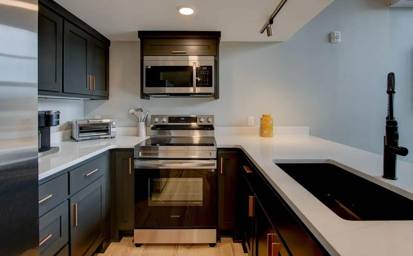 Fully equipped kitchen with stainless steel appliances in Hot Springs lodging