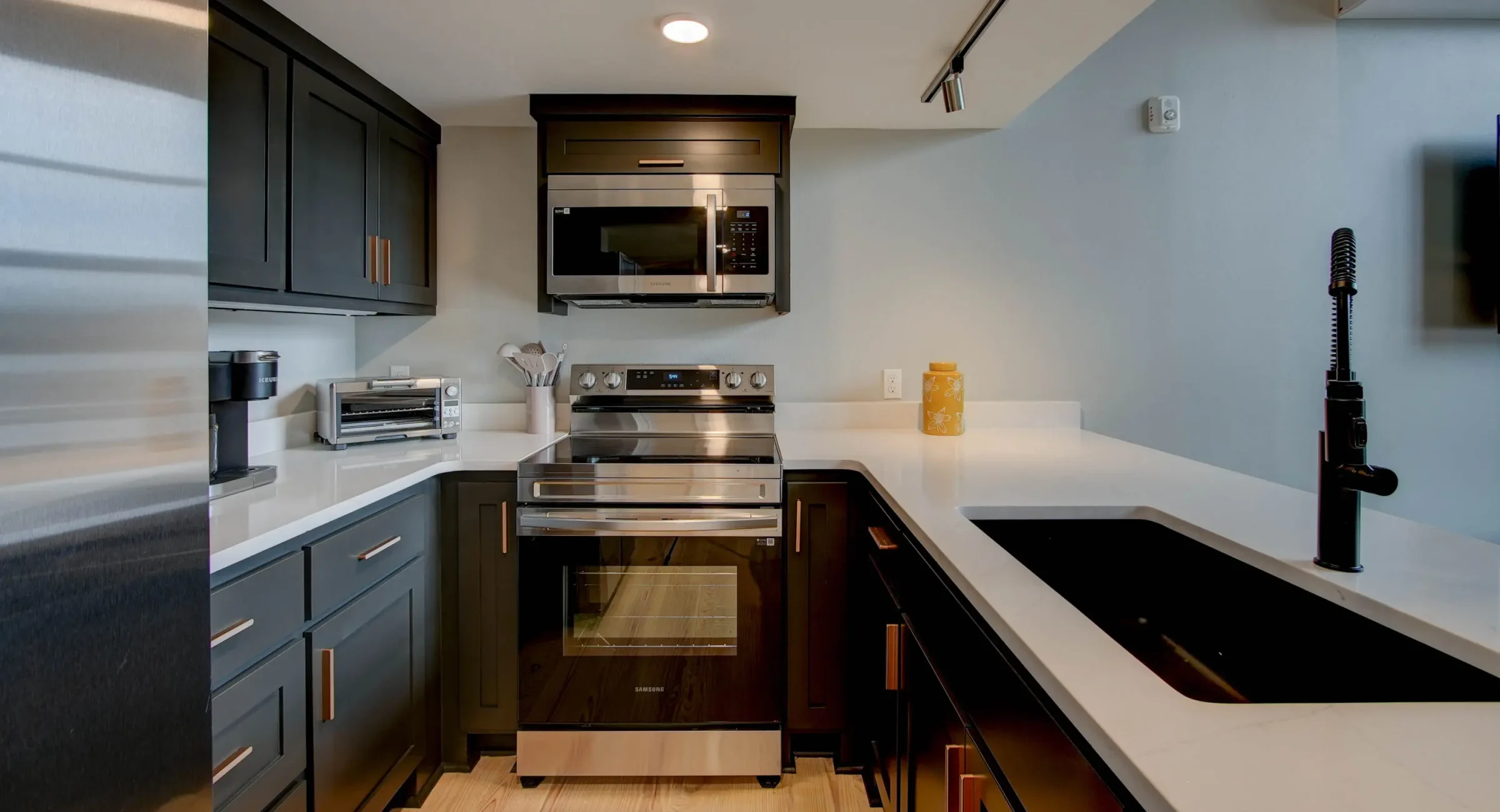 Fully equipped kitchen with stainless steel appliances in Hot Springs lodging