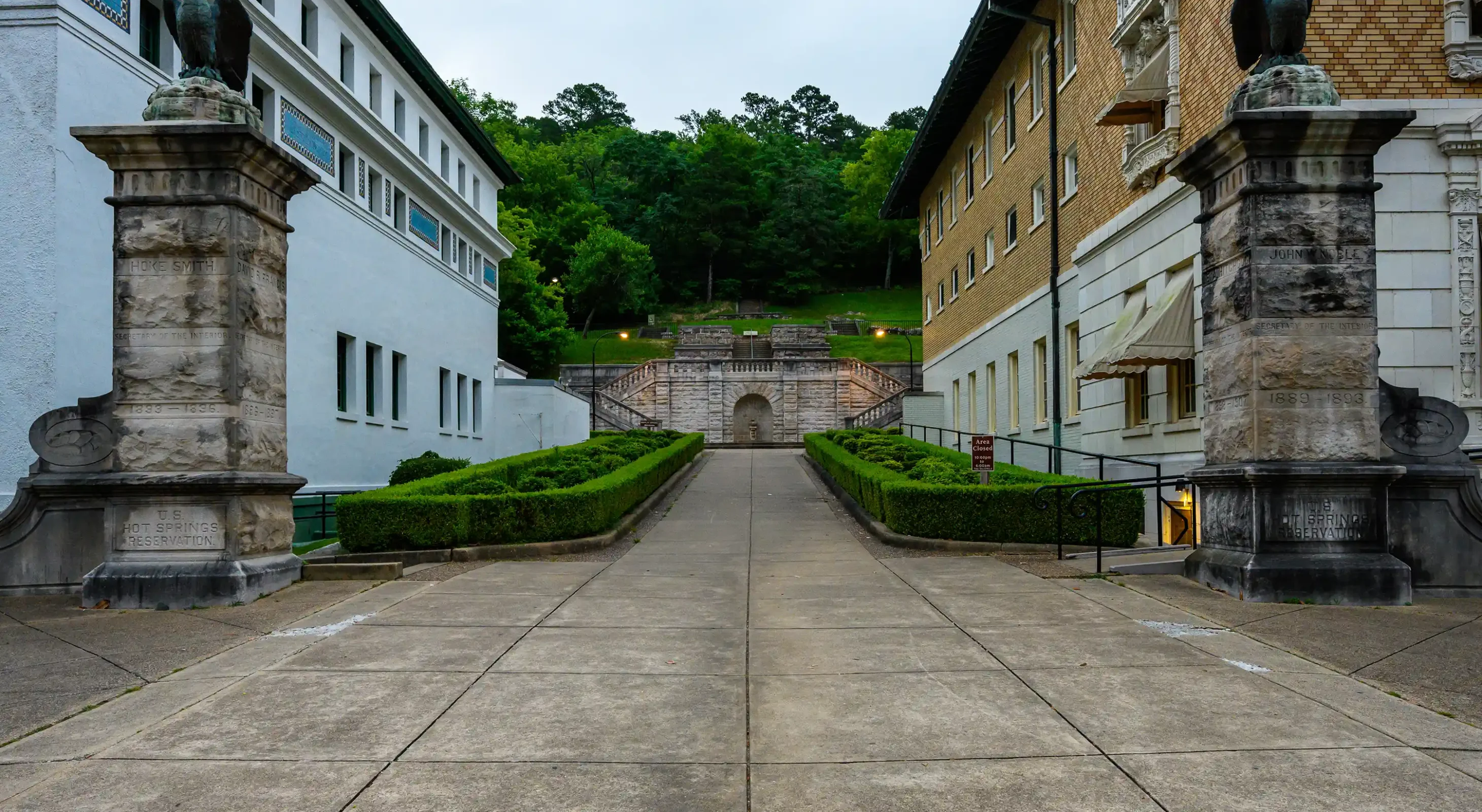 Side walk to the promenade and the entrance to Hot Springs National Park
